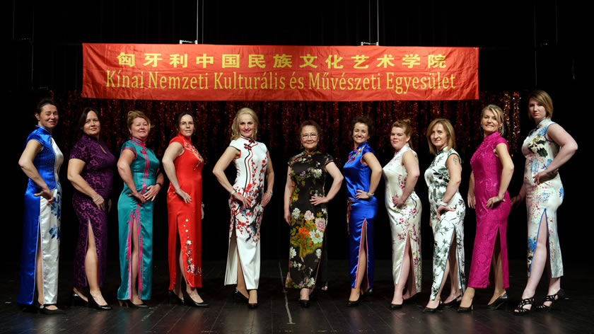 Previ Team Egyesület - Kínai és Magyar Hölgyek közösen a színpadon